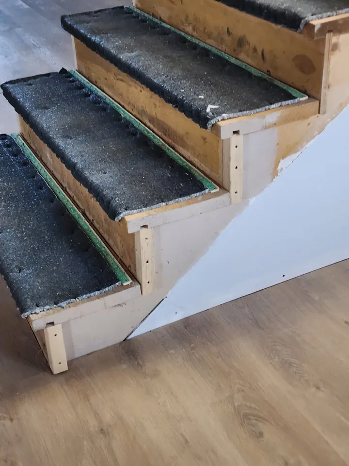 Staircase finished and recarpeted by JD Flooring